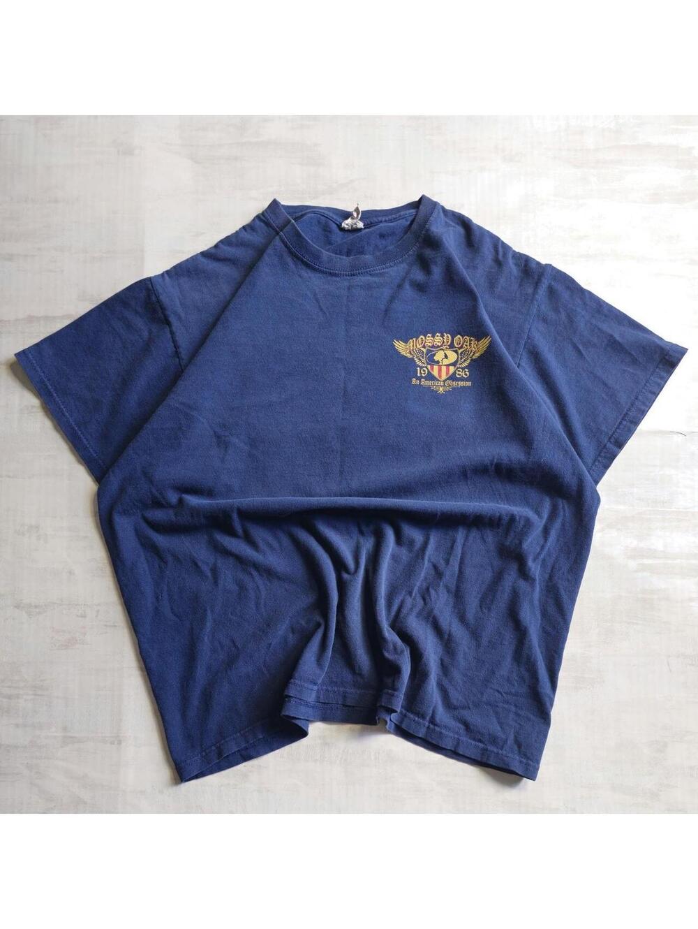 Title: vintage navy blue yellow text mossy oak graphic t shirt